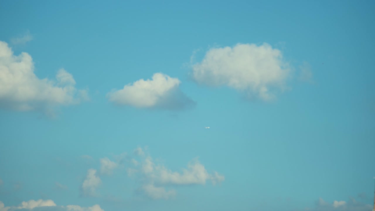푸른 하늘에서 서핑 구름의 저속 촬영, 4k 비디오