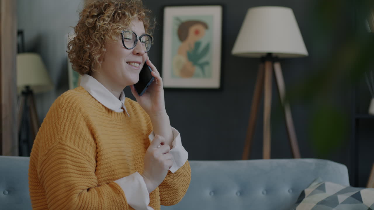 mujer hablando por teléfono