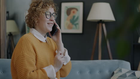 mujer hablando por telefono