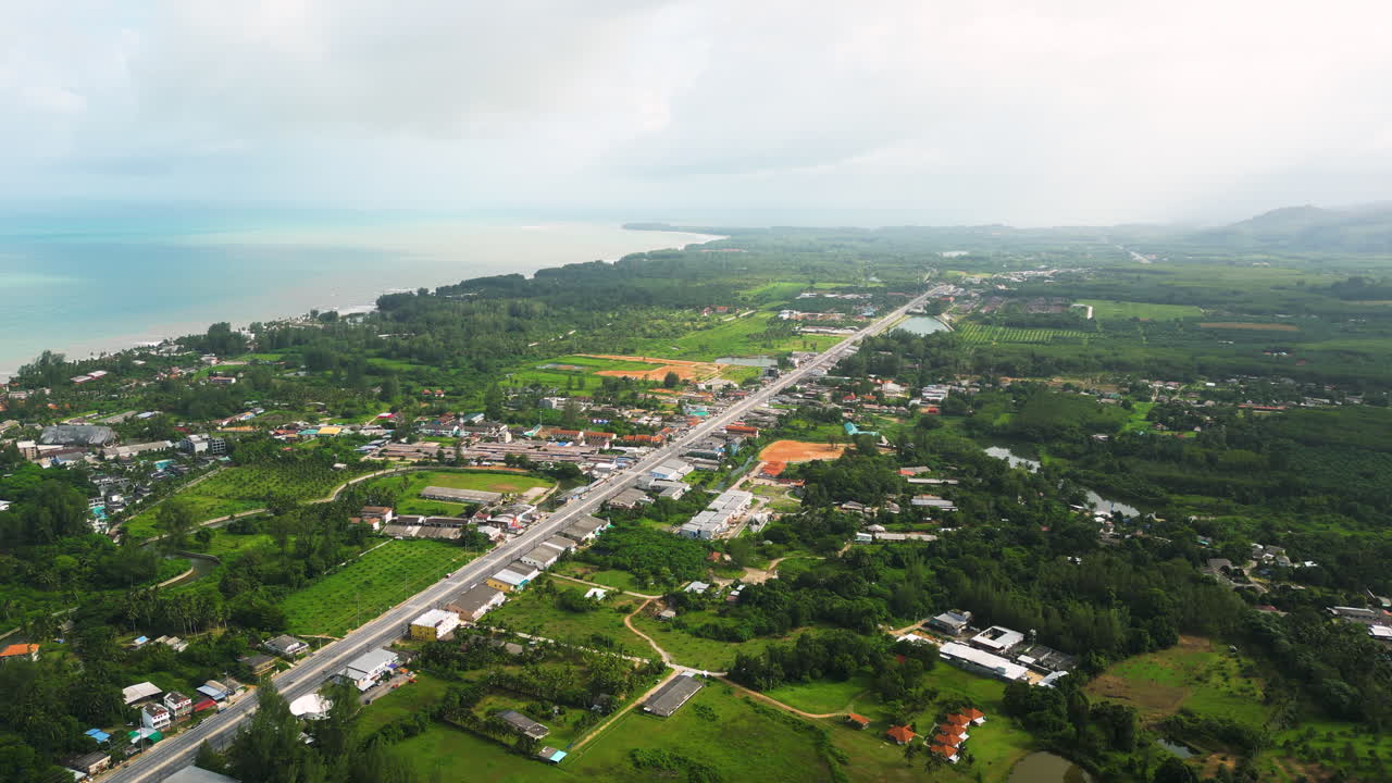 태국 phang nga 지방의 takua pa 지구의 khao lak 마을, 해안선 위의 공중 드론