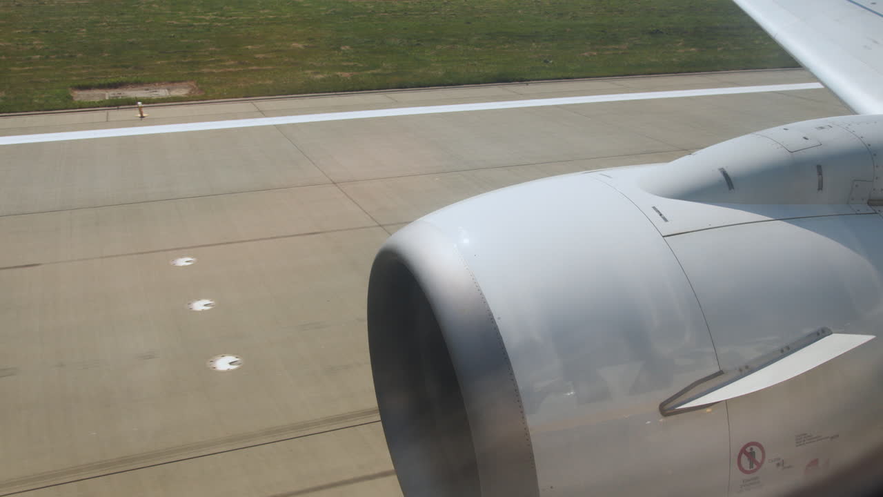 공항 의 택시웨이 에 있는 비행기 제트 엔진