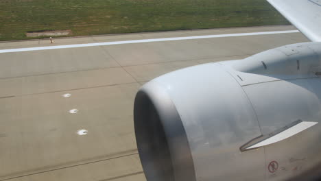 motor a reacción de avión en la vía de rodaje en el aeropuerto