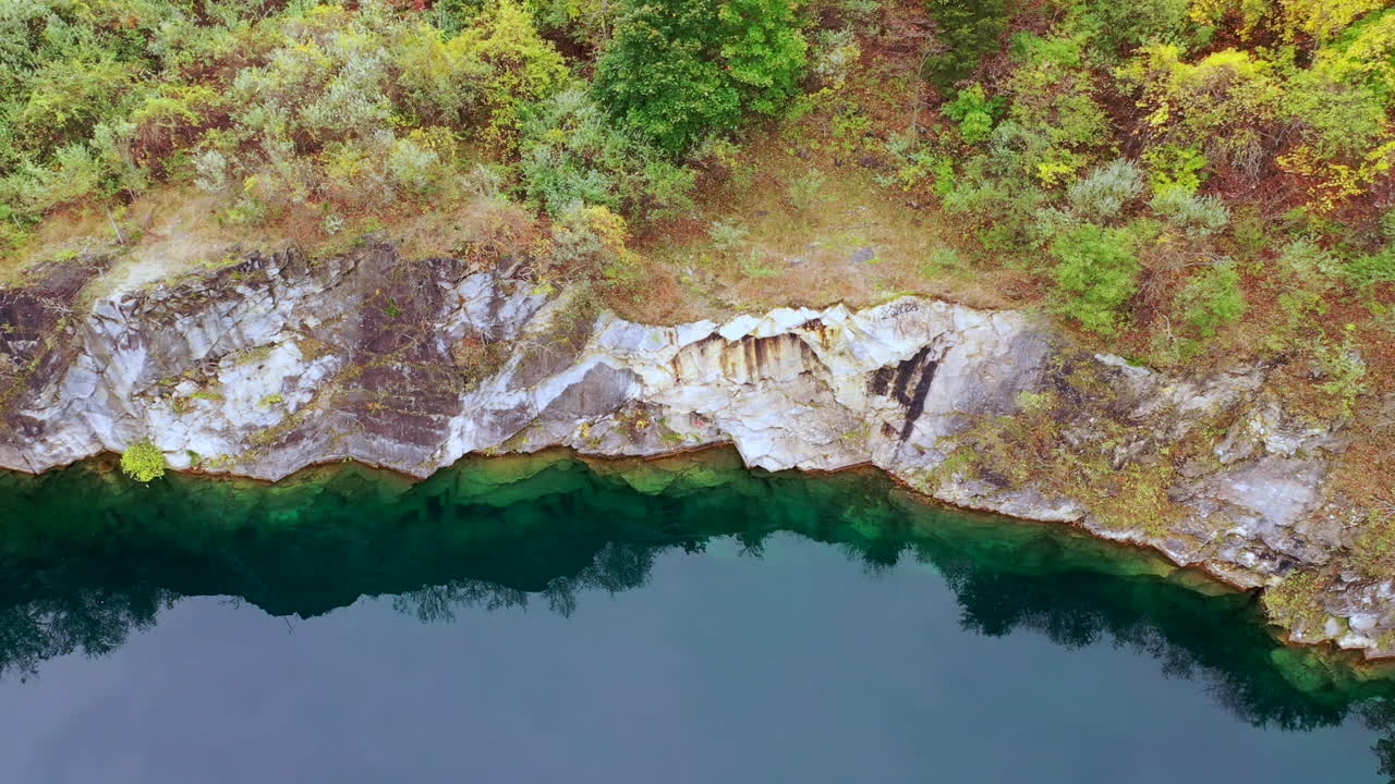 una vista de arriba hacia abajo sobre una cantera llena de agua verde