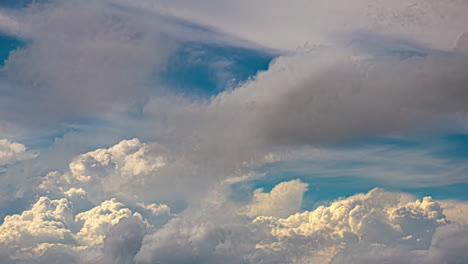 Atemberaubender-Zeitraffer-Vorbeiziehender-Weißer-Wolken-Mit-Sichtbarem-Blauem-Himmel-Und-Majestätischen,-Flauschigen-Wolken