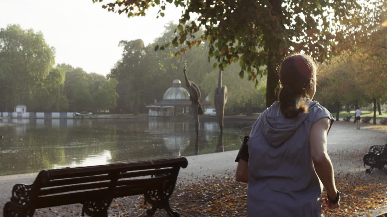 공원에서 달리는 달리기 선수 여자 야외 운동 피트니스 트래커 웨어러블 기술