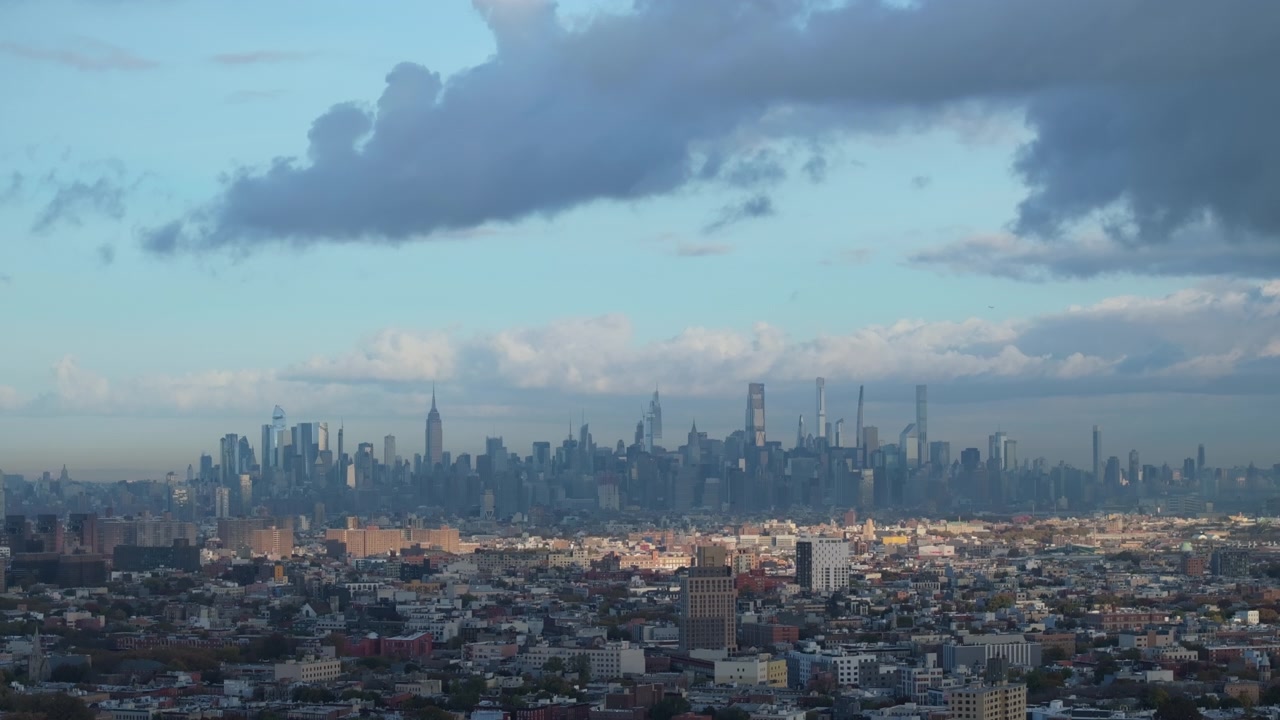 Flygvy över New York City vid soluppgången. Filmat en höstmorgon i Brooklyn