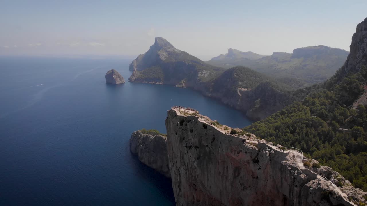Aerea: Piattaforma panoramica di Capo Formentor con turisti sulla costa settentrionale di Maiorca.