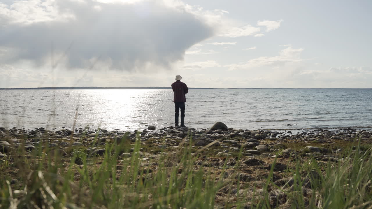 실루엣 남자 어부 낚시 던지기 막대 조업 호수 바다 어부 훅 연어 미끼 섬유 유리 명상 바다 해안 해변 하루 쉬는 날 트롤 어선 잡기 운이 좋은 늙은 혼자 편안한 여름 음식 물 구름