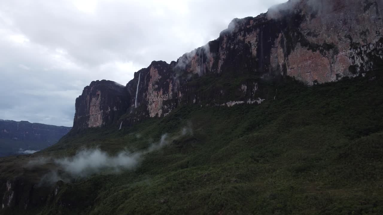 dolly aérea en la vista hacia el majestuoso tepuy roraima tierra antigua con muchas cascadas