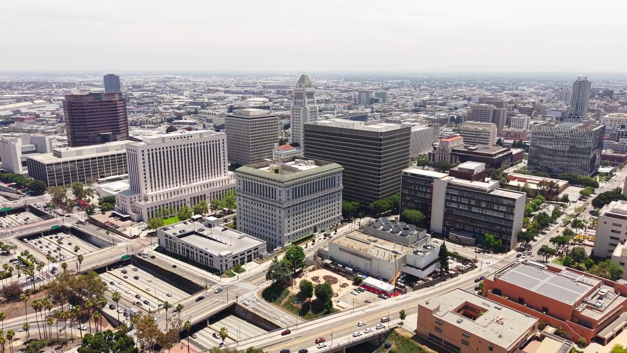 Droneopptak av sentrum av Los Angeles, rådhuset, Justispalasset og tinghusbygningene, California, USA.