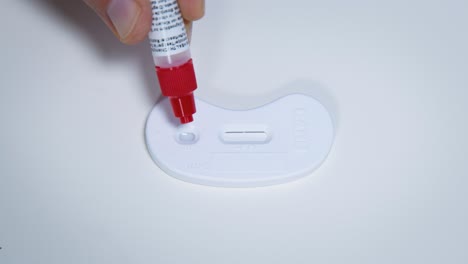 mezcla de orina y tampón aplicada al dispositivo de prueba inmunológica rápida para el procedimiento de autotest