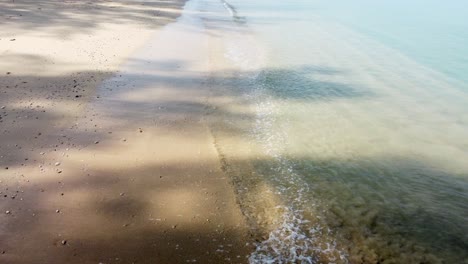 ola de mar en una playa de arena