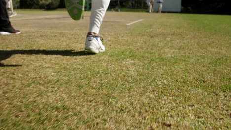 Jugador-De-Bolos-Entregando-Pelota-Durante-El-Partido-De-Cricket