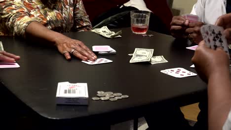 familia afroamericana jugando a las cartas durante las vacaciones