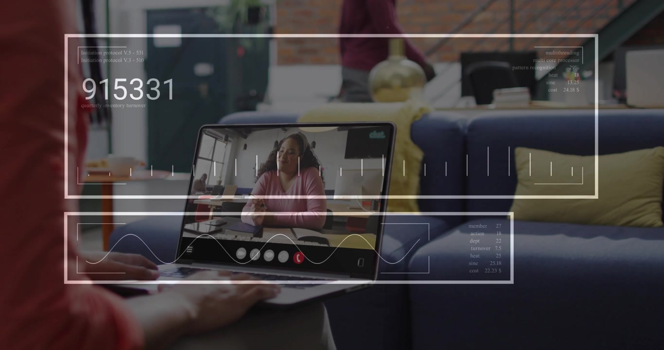 Kantoormedewerker typt op laptop in lounge voor zakelijk gesprek, terwijl een externe host spreekt en HUD-gegevens verschijnen.