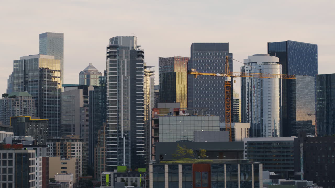 grúa torre sobre ciudad entre rascacielos proyecto de ingeniería civil en seattle