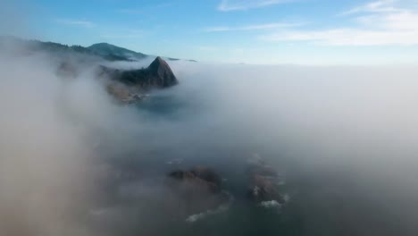 Antena:-Ascendiendo-A-Través-De-Un-Día-Lleno-De-Niebla-Para-Revelar-Una-Montaña-En-La-Costa-De-Oregon