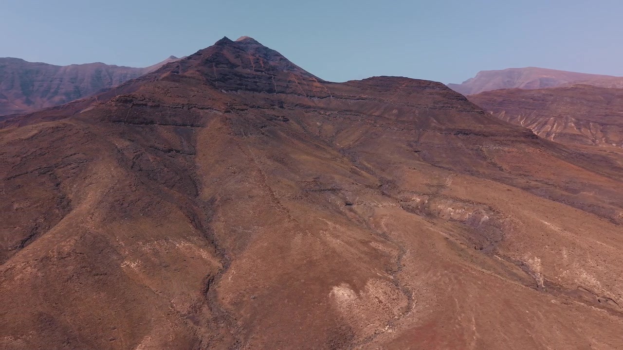 Vista Aerea di Paesaggio Montano Arido nel Deserto