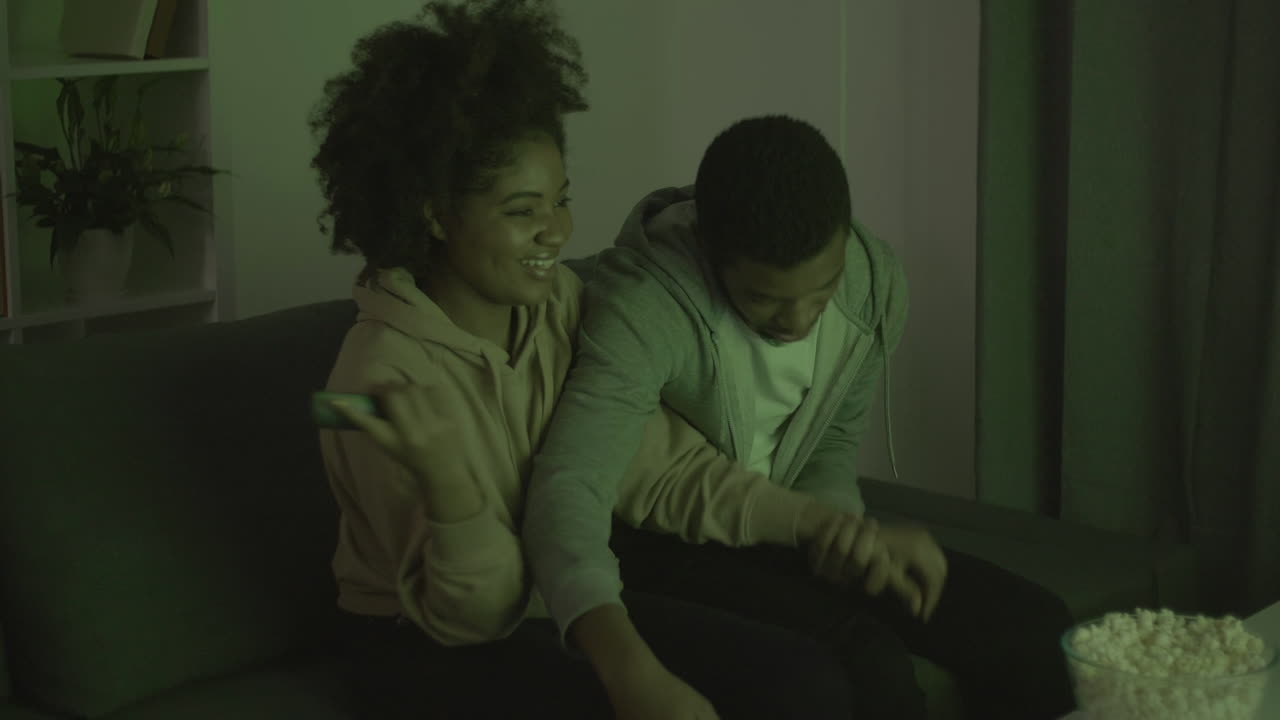 원격 제어를 위해 싸우고 재미있는 젊은 부부 2