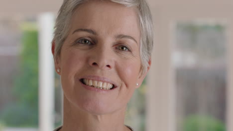 Retrato-De-Una-Mujer-Madura-Feliz-Sonriendo-Y-Confiada-Mujer-De-Mediana-Edad-Disfrutando-De-Una-Jubilación-Exitosa-Sintiéndose-Positiva-En-Casa-Imágenes-De-4k