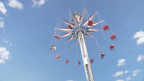 parque de atracciones de coney island en un día soleado durante el verano
