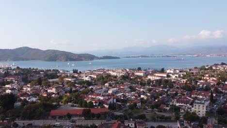 Vista-De-La-Ciudad-Y-Las-Montañas,-Fethiye,-Turquía