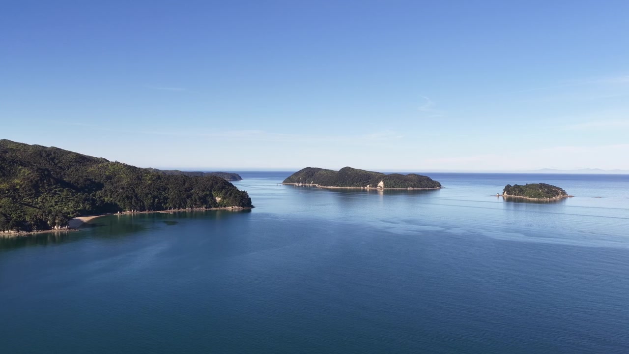 Dronebillede af frodige grønne øer omgivet af roligt blåt havvand i Marlborough Sounds, New Zealands Sydø