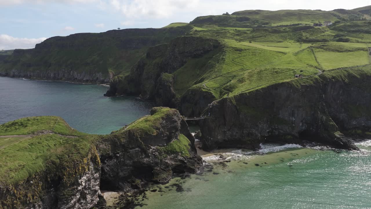 carrick a rede - puente de cuerdas 4k imágenes cinematográficas de drones 06 - irlanda del norte - reino unido