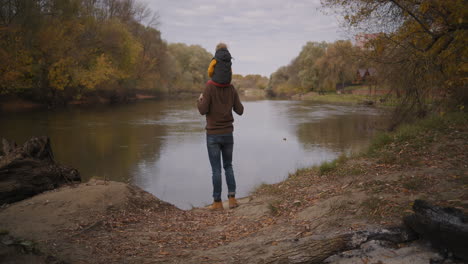 Naturaleza-Del-Parque-Forestal-En-El-Día-De-Otoño,-El-Hombre-Con-Un-Hijo-Pequeño-Está-Viendo-Aves-Y-Disfrutando-De-Pasar-Tiempo-Juntos,-Felicidad-Y-Entretenimiento-De-La-Familia-El-Fin-De-Semana