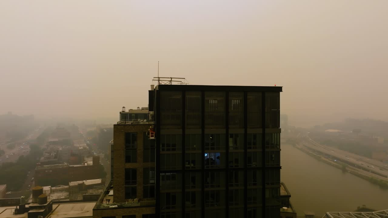 drone filmado alrededor de personas que trabajan en condiciones de aire tóxico peligroso en una ciudad metrópolis