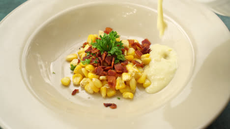 sopa de maíz con tocino crujiente en plato