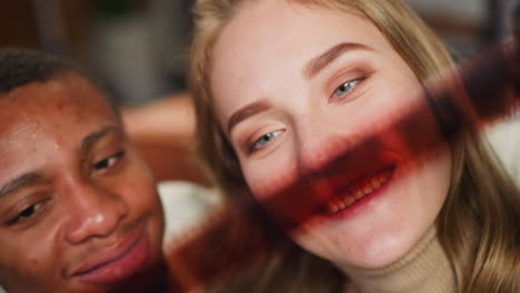 mujer y asistente miran la cinta de película de color procesada