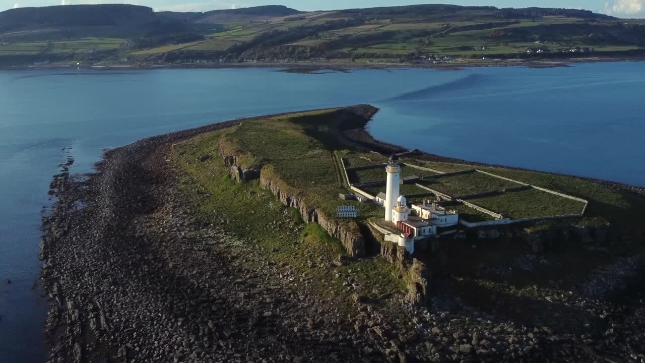 화창한 날 스코틀랜드 애런 섬에 있는 플라다 등대의 공중 전망