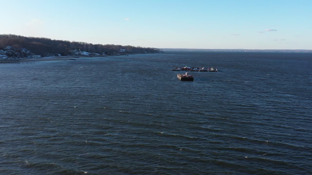 추운 겨울날 헴스테드 베이의 공중 전망