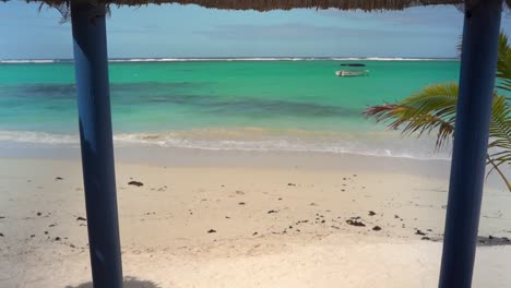 Cabaña-De-Playa-Palmar-Junto-Al-Agua-Azul-Cristalina