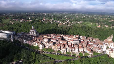 antigua ciudad de zagarolo en una colina estrecha, el establecimiento aéreo pequeñas calles en italia