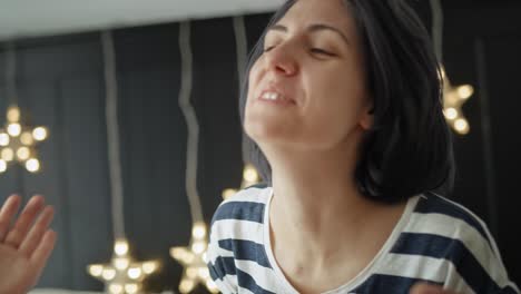 video de una feliz pareja de lesbianas dándose regalos de navidad