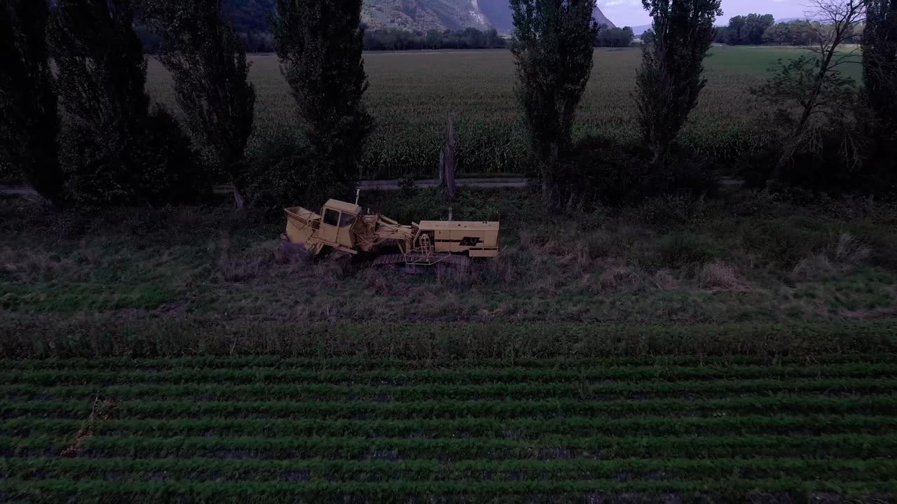 흐린 날 들판 한가운데 있는 트럭 잔해로 비행