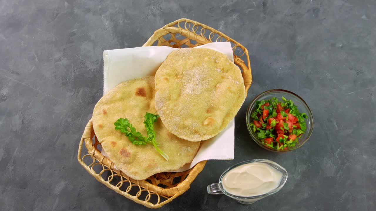 pan plano de maíz casero mano femenina cilantro verdes salsa de tomate tortillas mexicanas hechas a mano ensalada de verduras tradicional india punjabi makki ki roti plato de pan 4k harina de trigo masa cocina auténtica