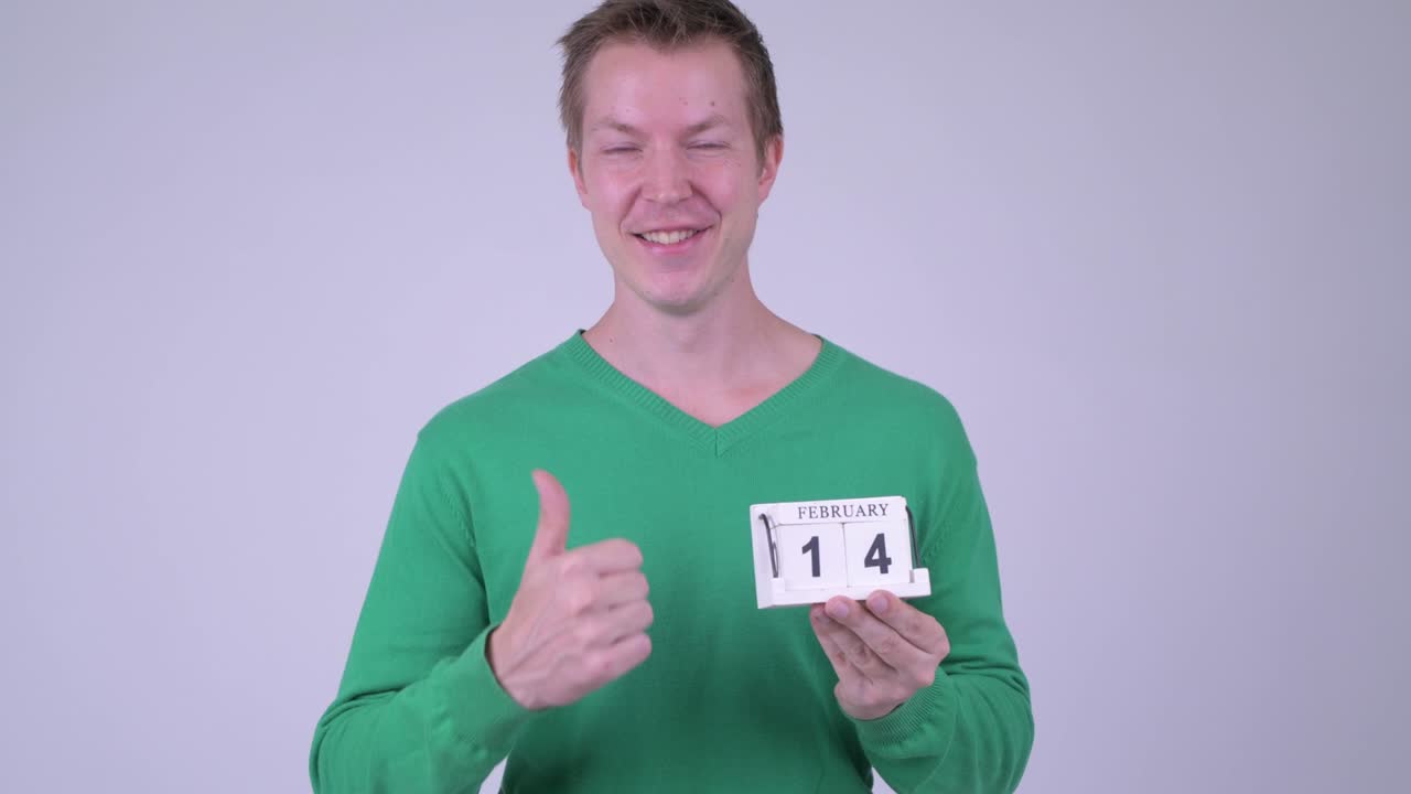 발렌타인 데이를 위해 준비된 젊은 잘생긴 남자