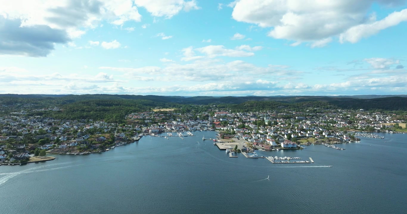Veduta aerea di Lillesand, città costiera della Norvegia, che mostra nuvole bianche.