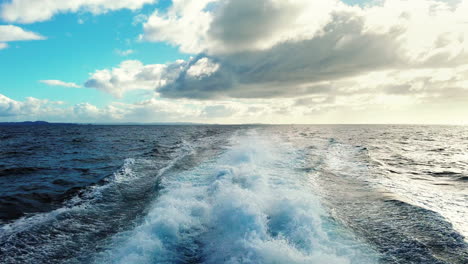 Motorboot,-Das-An-Einem-Sonnigen-Tag-über-Das-Meer-Rast-Und-Kielwasser-Hinterlässt---Bay-Of-Islands,-Neuseeland---POV,-Totale