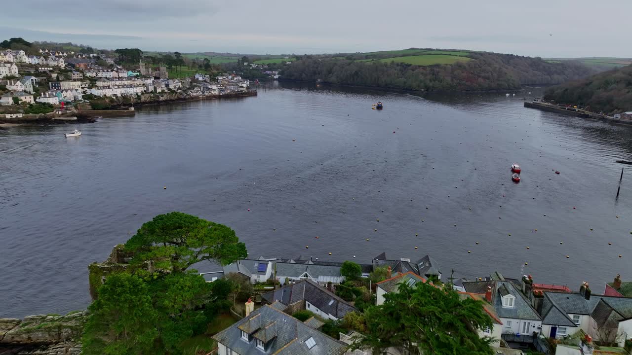volando sobre los techos y por el río fowey desde polruan cornwall sureste de inglaterra