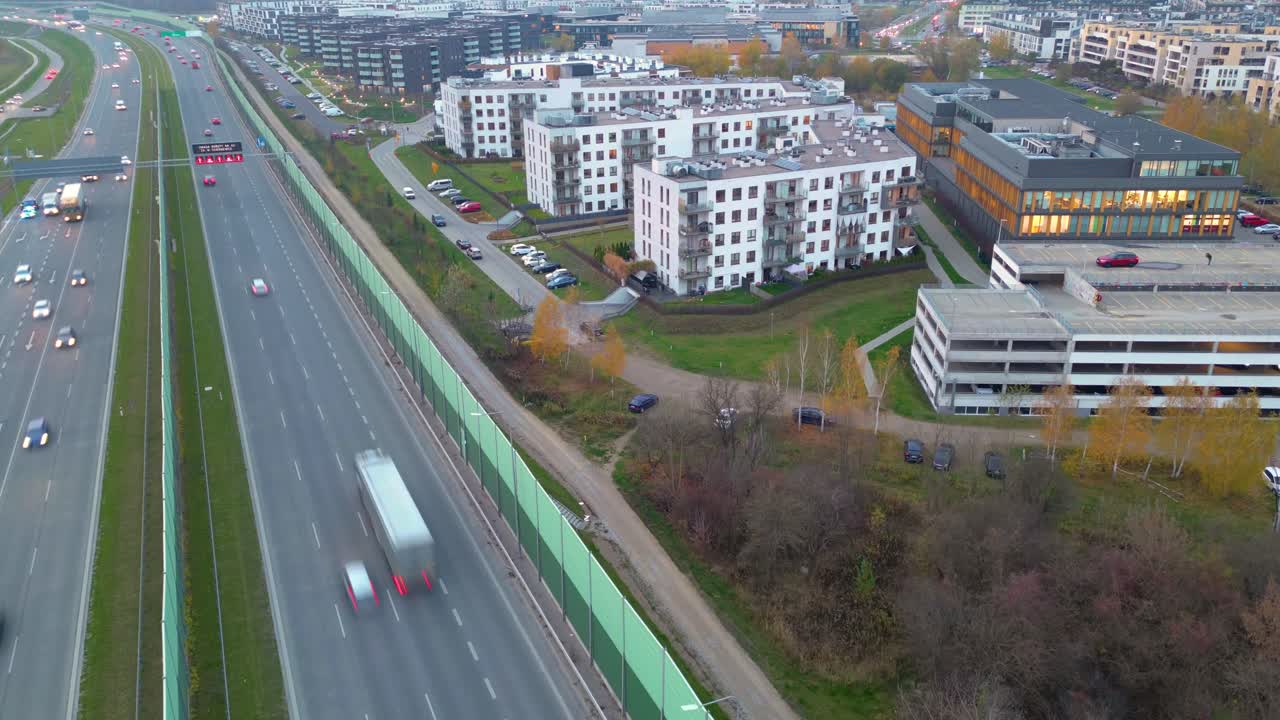 vista aérea de hiperlapso o dronelapse de la carretera junto a la ciudad de varsovia, wilanow