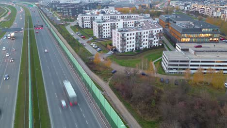 Hyperlapse--Oder-Dronelapse-Luftaufnahme-Der-Autobahn-Neben-Der-Stadt-Warschau,-Wilanow