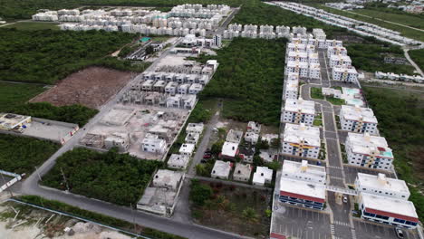drone volando sobre nuevos apartamentos llamados residencial selene v y condominios mar de plata en punta cana