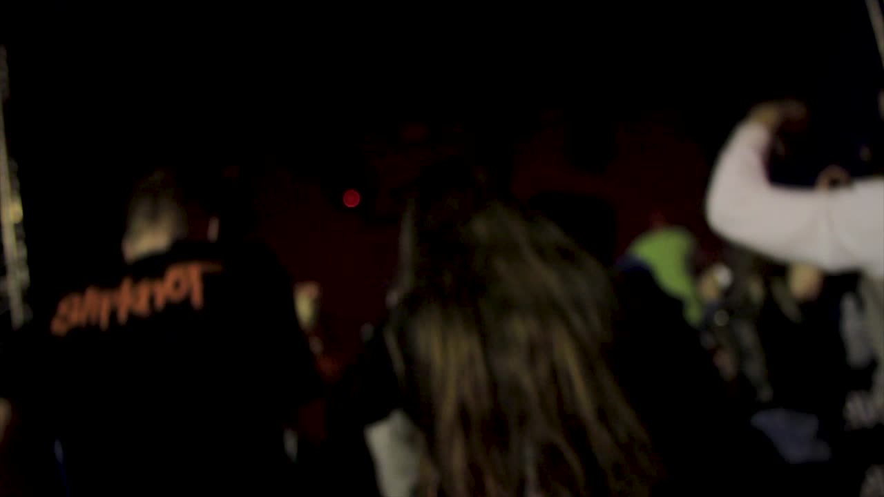 multitud en un concierto nocturno