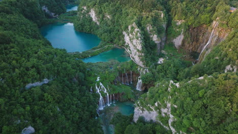 photo aérienne du parc national du lac de plitvice en croatie, europe