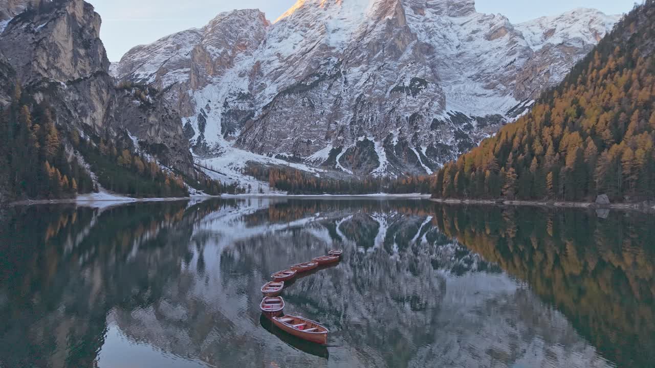 Vista drone del lago alpino di Braies con alberi autunnali, Italia