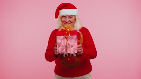 Abuela-Mayor-Mujer-Viste-Suéter-De-Año-Nuevo-Presentando-Caja-De-Regalo-De-Navidad-Compras-Venta-Vacaciones